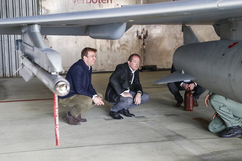 MdB Reinhard Brandl und der Landesgruppenvorsitzende der CSU im Deutschen Bundestag Alexander Dobrindt interessierten sich für die technischen Details des Eurofighters.