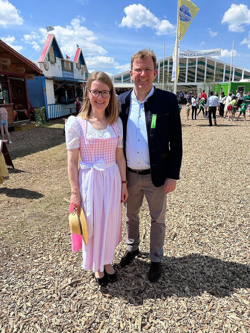 Bezirksrätin Martina Keßler und der Bundestagsabgeordnete Reinhard Brandl besuchten die Burgheimer Radler am Festwochenende.
