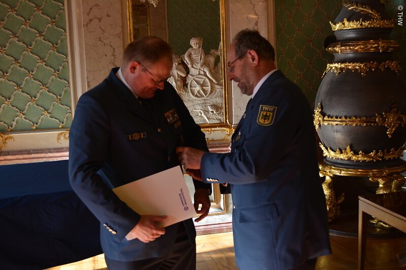 Klaus Labitzke THW-Regionalstellenleiter verlieh Christian Tontarra das Ehrenzeichen in Bronze. Jährlich werden höchstens 180 THW-Angehörige und 25 Außenstehende damit ausgezeichnet.
