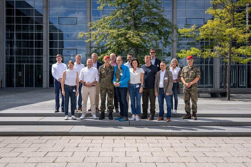 Eine Gruppe von CSU-Bundestagsabgeordneten besuchte die Ingolstädter Pionierschule an der Manchinger Straße.