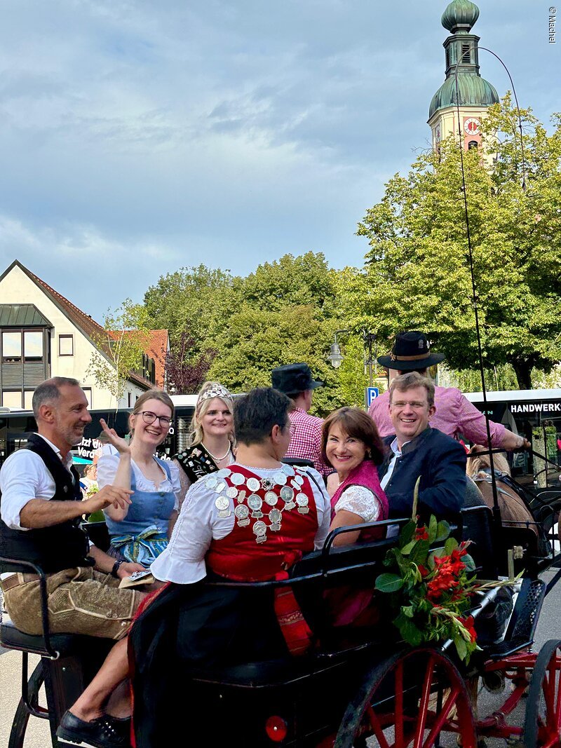 MdB Reinhard Brandl freute sich über die Kutschfahrt zum Neuburger Volksfestplatz.