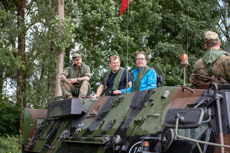 Schweres Gerät: Reinhard Brandl und Alexander Dobrindt auf dem Transportpanzer Fuchs.