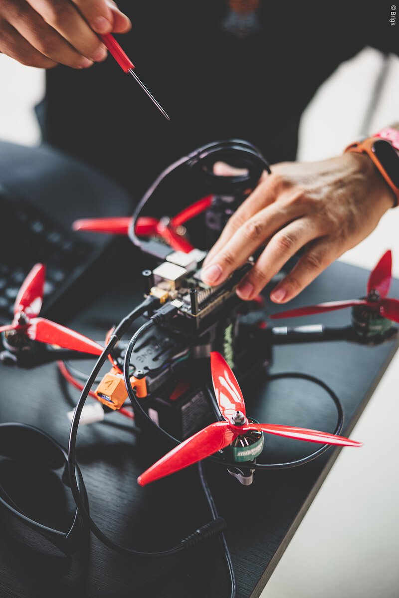 Es wurde auch getüftelt und geschraubt bei der Swarm Drone Challenge.