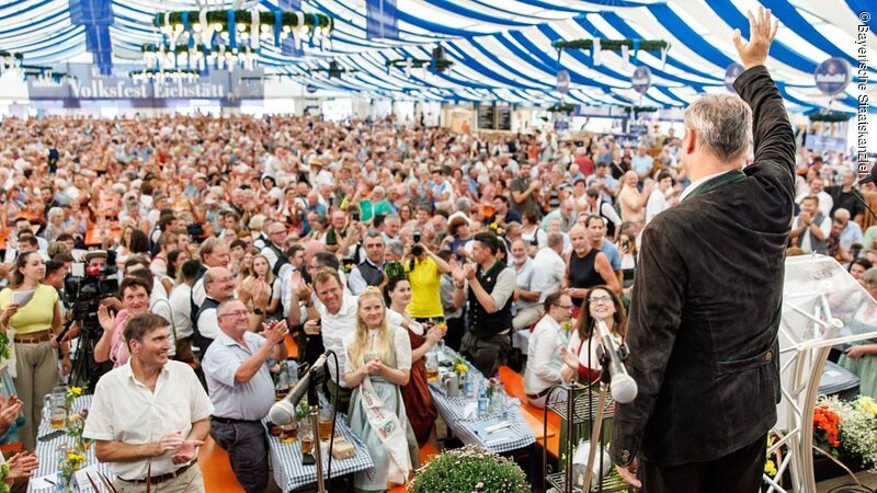 Ministerpräsident Dr. Markus Söder sprach am „Bauernerchta“ des Eichstätter Volksfests vor einem vollbesetzten Festzelt.