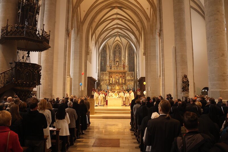 Rund 1000 Gläubige feierten mit Bischof Gregor Maria Hanke Gottesdienst.